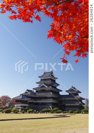 Shinshu Matsumoto的秋天國寶被秋葉色的松本城現有的12個寺廟松本旅遊中心之一 26264914