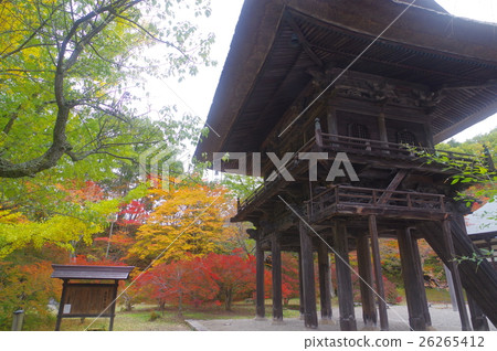 Autumn leaves of Shishinji temple gate Shinshu Azumino Omachi's old temple founded in the Kamakura period 26265412