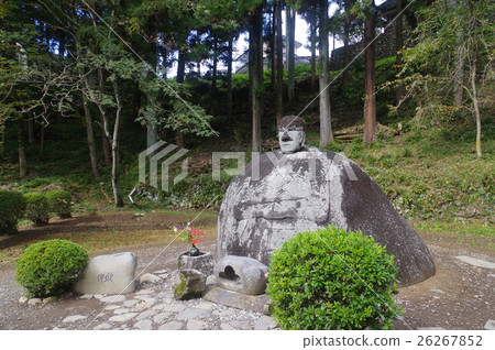 The stone statue of Manshi (Manjin no Shikitsu) overhead view Taro Okamoto of stone cultural property artist Shimosuwa machi in Yokono Nagano Prefecture was acclaimed 26267852