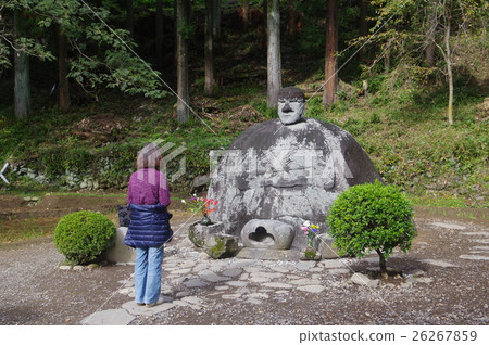 Matsuji's Stone Buddha (Manjin no Shikitsu) worshipers and stone Buddhist monk Okamoto Tarou of Shimosuwa-machi, Nagano Prefecture, was acclaimed 26267859