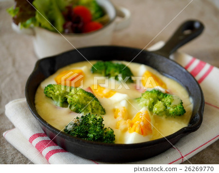 西蘭花用煎鍋和煮雞蛋配焗沙拉（水平位置） 26269770