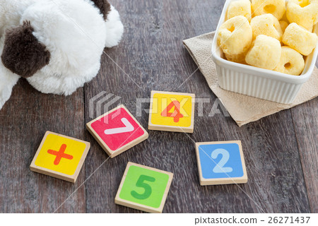 Wooden Toy Plate With Numbers And Corn Snack Wooden Toy Plate With Numbers And Corn Snack 26271437