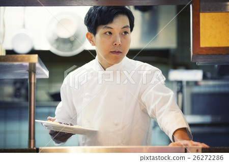Chef taking out pasta from the kitchen _ Shooting cooperation · Shinjuku cafe 89 26272286