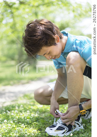 Men who connect shoelaces 26278766