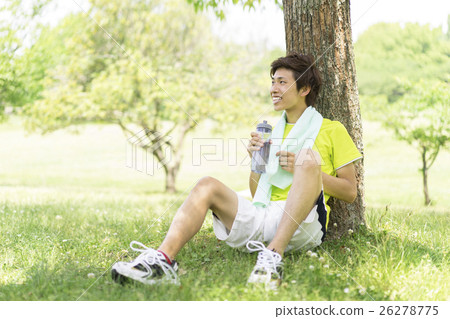 Men with sports drinks 26278775