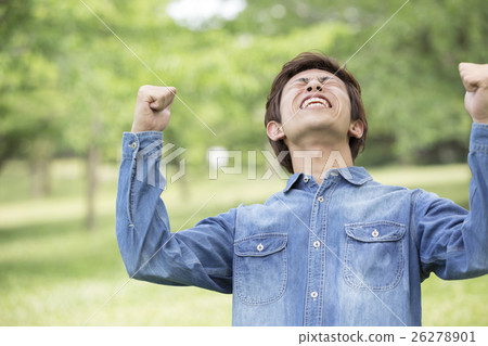 A man who plays guts 26278901