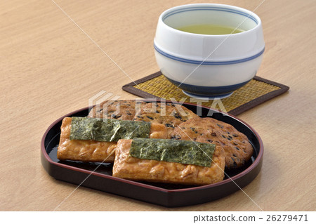 Japanese tea and rice cracker 26279471