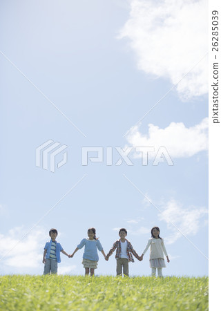 握在領域的小學學生手 握在領域的小學學生手 26285039