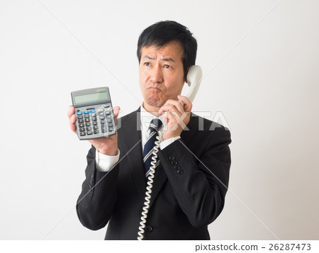 在難以置信的面孔講話的中間商人 在難以置信的面孔講話的中間商人 26287473
