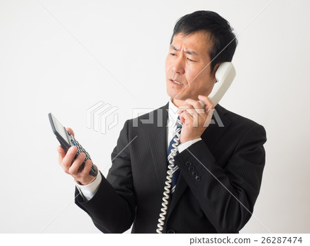 在電話談判的中間商人 26287474