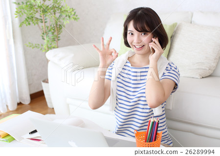 在家工作的婦女給好，當戴智能手機時 26289994