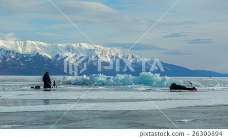 Photographer shoot blocks of ice. Beautiful winter 26300894