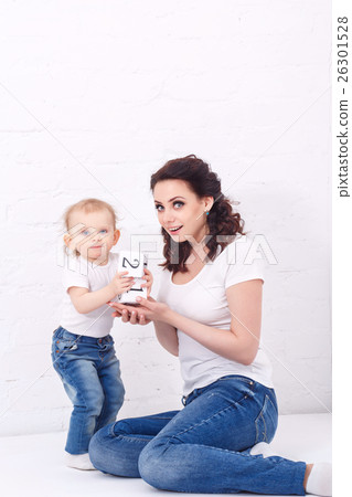 Mother and daughter playing with dice Mother and daughter playing with dice 26301528