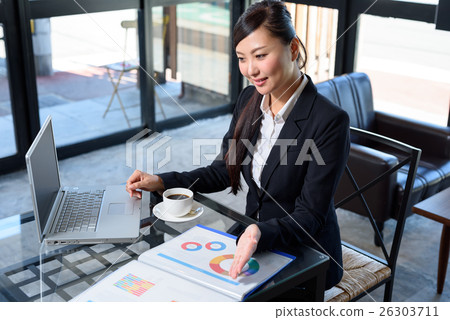 在一個時興的咖啡館會議圖像的女性事業婦女的辦公室會議圖像 26303711