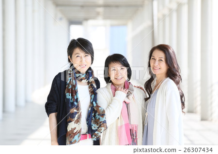 中間的女性朋友 中間的女性朋友 26307434