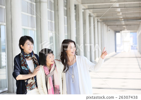 中間的女性朋友 中間的女性朋友 26307438