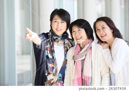 中間的女性朋友 中間的女性朋友 26307439