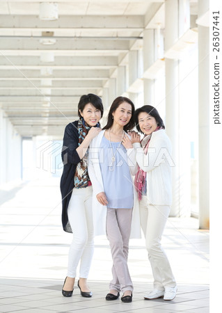 中間的女性朋友 26307441