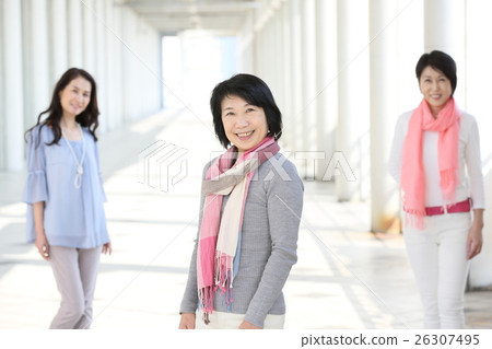 中間的女性朋友 26307495