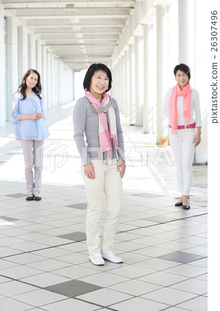 中間的女性朋友 中間的女性朋友 26307496
