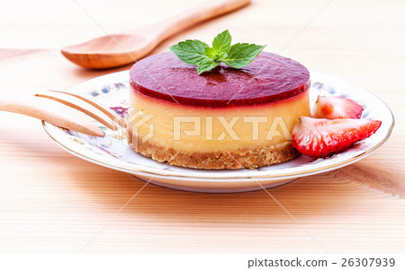 Strawberry cheesecake with fresh mint leaves . Strawberry cheesecake with fresh mint leaves . 26307939