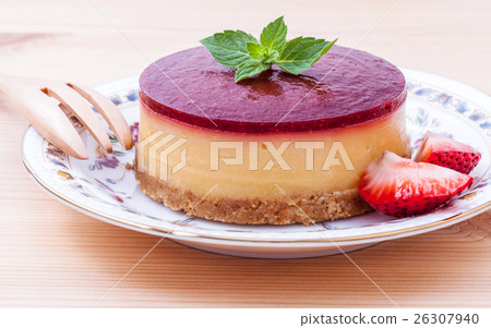 Strawberry cheesecake with fresh mint leaves . Strawberry cheesecake with fresh mint leaves . 26307940
