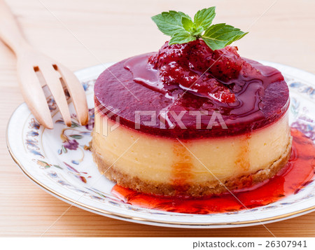 Strawberry cheesecake with fresh mint leaves Strawberry cheesecake with fresh mint leaves 26307941