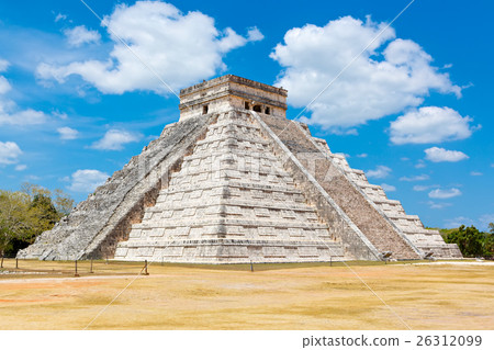 图库照片 temple of kukulkan in chichen itza yucatan