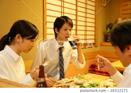 Bōnenkai-kai酒吧供應市中心的碳酸飲料 Bōnenkai-kai酒吧供應市中心的碳酸飲料 26312271