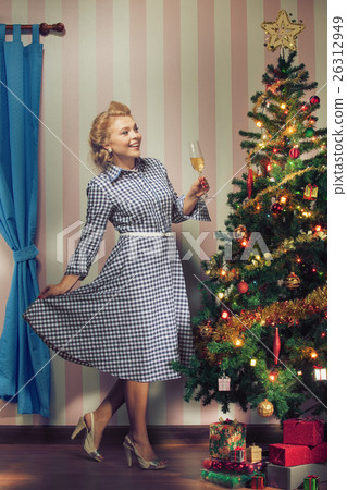 girl with glass 26312949