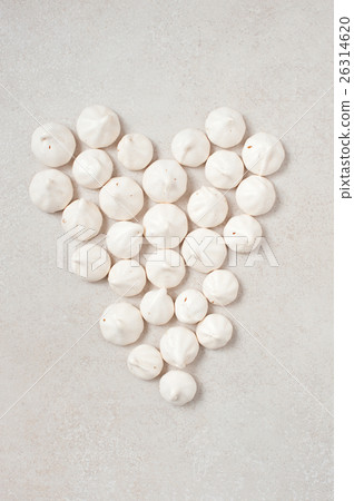 Heart of white meringues 26314620