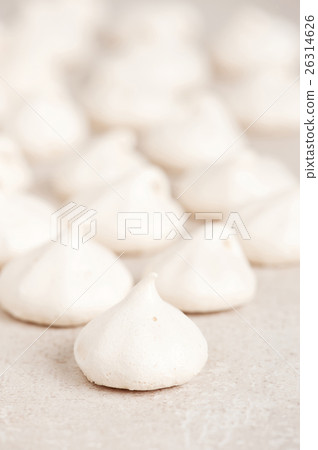 White meringues 26314626