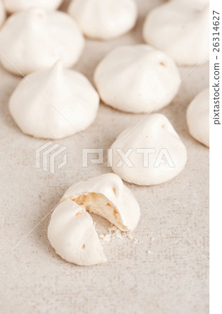 White meringues 26314627