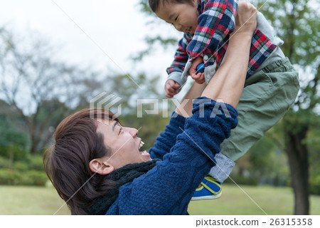 高父母,在公園里高 高父母,在公園里高 26315358
