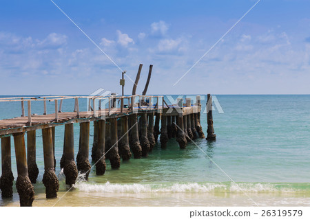 Wooden walking way leading to the sea 26319579