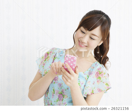 聰明的智能手機女性小姐微笑大學生生活方式 聰明的智能手機女性小姐微笑大學生生活方式 26321156