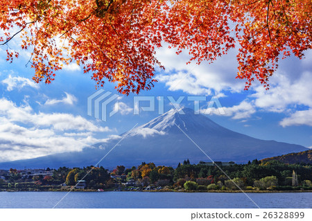 從秋葉Kawaguchiko Momiji隧道看見的富士山 26328899