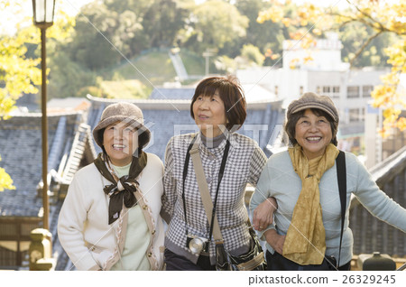 Senior women traveling 26329245