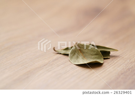 dried bay leaves on wood oak table 26329401