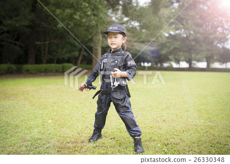 孩子們穿著講無線電的警察服裝 26330348