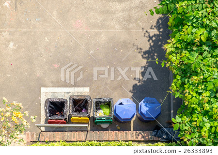 Point the bins trash in park Point the bins trash in park 26333893