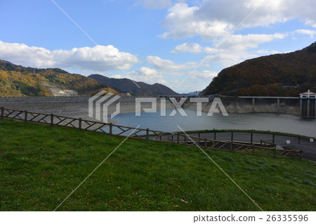 Autumn leaves of Tsukiyama lake Autumn leaves of Tsukiyama lake 26335596