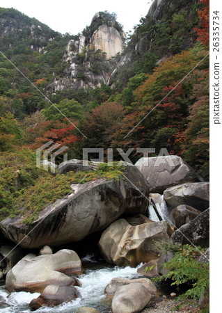 秋葉的圓柱形寶石顏峰和山澗 秋葉的圓柱形寶石顏峰和山澗 26335734