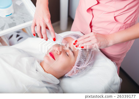 Doctor with ultrasonic scraber. 26339177