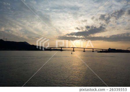 在黃昏和瀨戶內海的新岡山港橋（從新岡山港到東曹港口渡輪） 26339353