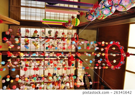 Hanging chicks 26341642
