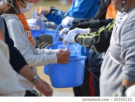 Pocket bucket relay by residents 26342110