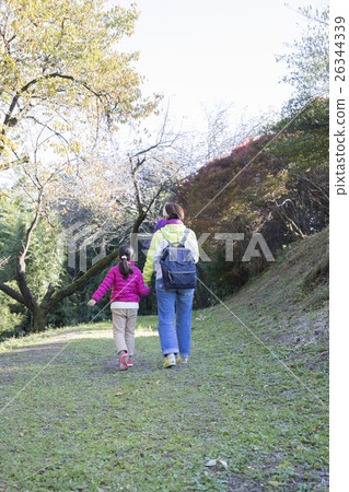 Hiking with parent and child 26344339