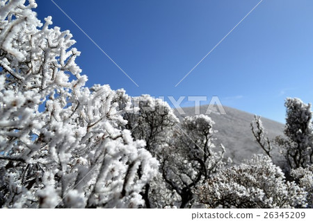Landscape of mountainous region of winter Landscape of mountainous region of winter 26345209