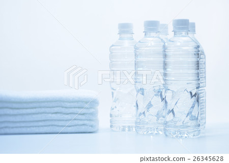 礦泉水和毛巾 26345628